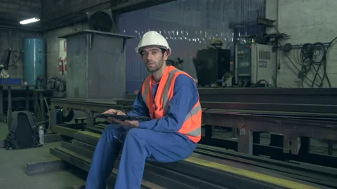 The worker is working in the factory Vídeos de archivo 142008726