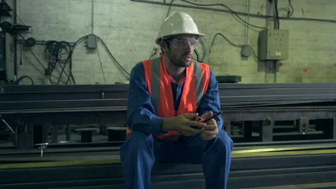 The worker is working in the factory Vídeos de archivo 142010098