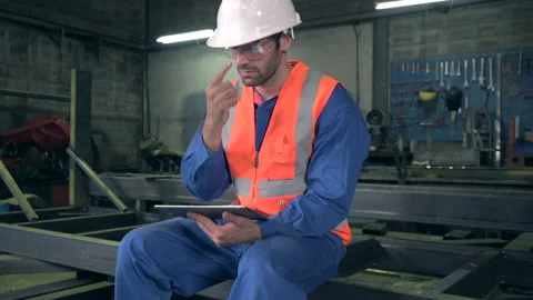 The worker is working in the factory Vídeos de archivo 142010189