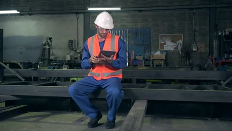The worker is working in the factory Vídeos de archivo 142010335