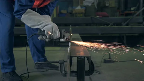 The worker working in the factory via the welding machine. Vídeos de archivo 142951004