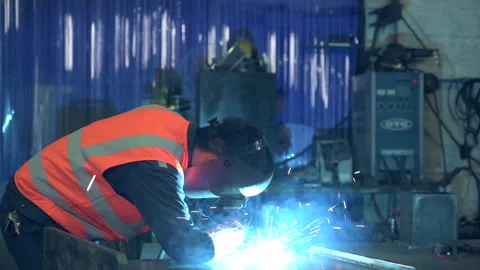 The worker working in the factory via the welding machine. Vídeos de archivo 142951123