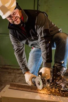 Worker working of a grinding machine Foto stock