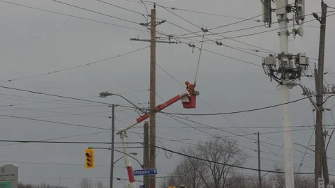 Worker working on high voltage electrical power lines in city Vídeo Stock 146106208