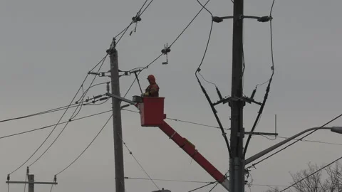 Worker working on high voltage electrical power lines in city Vídeo Stock 146106860