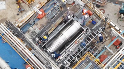 Worker to working in industrial plant Vídeo Stock 50555192