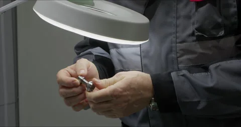 Worker works with precision measuring instruments at metalworking plant Vídeo Stock 171569814