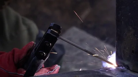 The worker works with the tool Видео 83293945