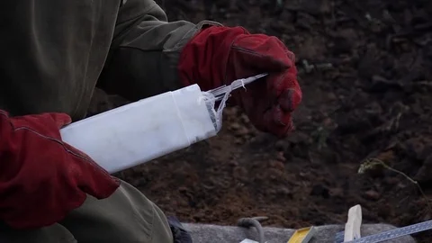 The worker works with the tool 库存影片 83294165