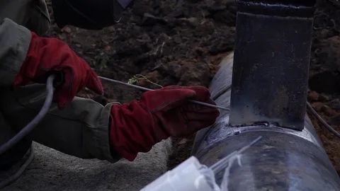 The worker works with the tool Видео 83294570