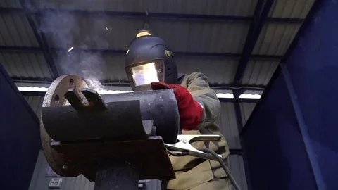 The worker works with the tool Видео 83296667