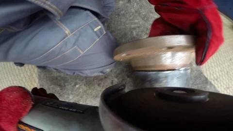 The worker works with the tool Видео 83301541