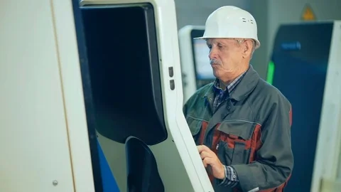 Worker at workshop operating industrial machine by computer 動画素材 70708912