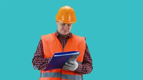The worker writes the measurement data into a black tablet. Video stock 146389812