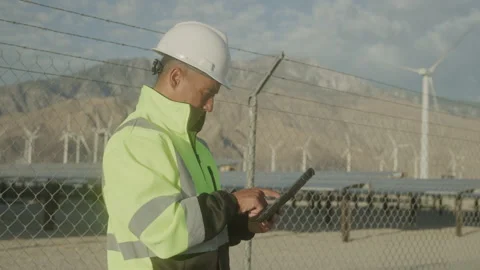 Worker Writes on Tablet at Green Energy Farm Fence Line Vidéo 208781194