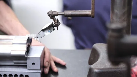 Workers-adjust-precision-instruments-in-the-factory 스톡 동영상 126231339