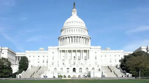 Workers and pedestrians enter, exit, and walk by the United States Capitol Видео 11521397
