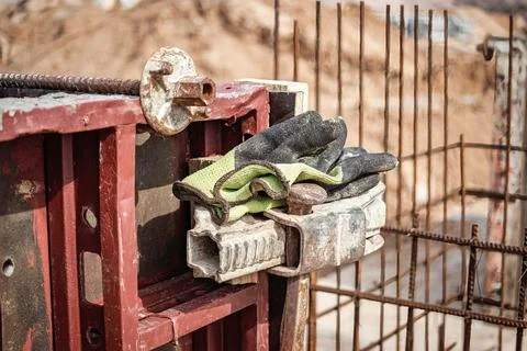 Workers are actively engaged in constructing a reinforced concrete foundation Stockfoto's