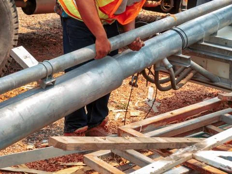 Workers are checking the quality of the components of the signage structure f Foto stock