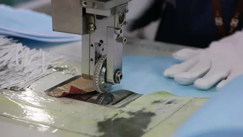 Workers are making masks with machines. Vídeos de archivo 130938183