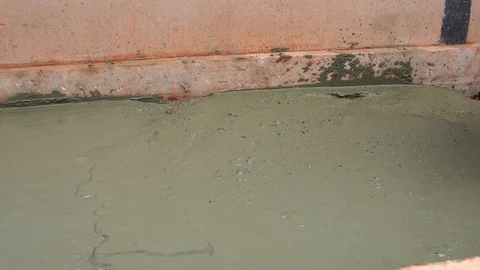 The workers are men working construction with concrete Vidéo 117105119