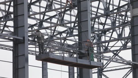 Workers are painting metal structures. Construction work. Industrial exterior Vidéo 186575851