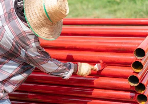 Workers are painting rust-proof steel structures. Foto stock