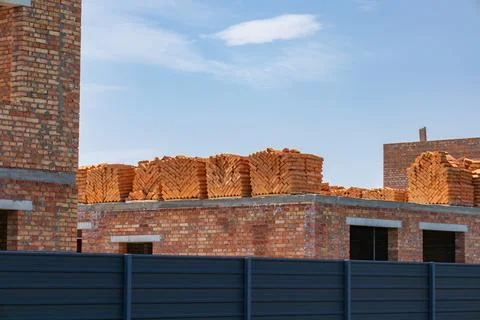 Workers are preparing for brick installation at a construction site where w.. Stockfoto's