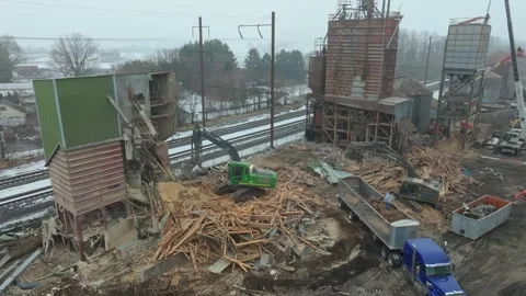 Workers are taking down an old building at a construction site. They use Vídeos de archivo 331270566