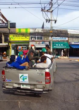 Workers are transported in the back of the car. Foto stock
