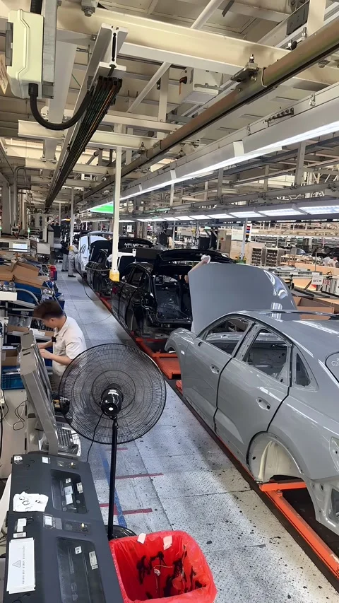 Workers Assembling New Energy Vehicles on a Production Line in China Vídeos de archivo 336824822