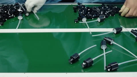 Workers assembling plastic spray pumps on a conveyor belt Video stock 333212217