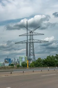 Workers assembling a power pole at high altitude Foto stock