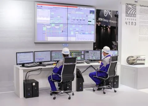 Workers behind the monitors. Foto stock