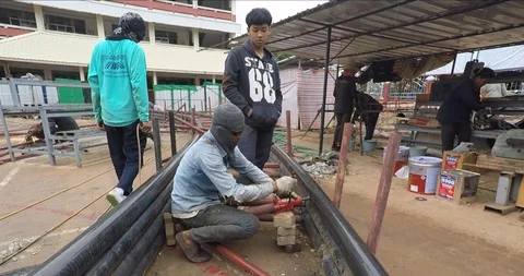 Workers bending metal pipe by jackscrew 動画素材 94441934