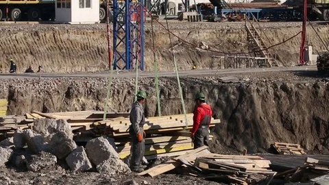 Workers Build industrial building on construction site 库存影片 81473111