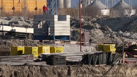 Workers Build industrial building on construction site 库存影片 81485335