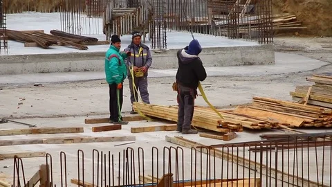 Workers Build residential building with many floars on construction site Video stock 85049142