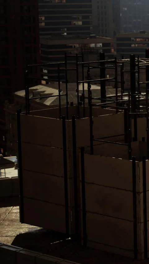 Workers build structures at a construction site Video stock 337933628