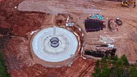 Workers building wind turbine foundation with rebars at a large construction Vídeos de archivo 337514819