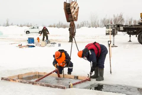 Workers catch ice blocks in the lane Stock-Fotos