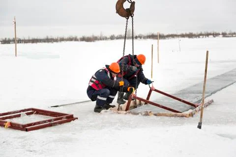 Workers catch ice blocks in the lane Stock-Fotos