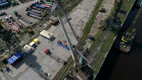 Workers check the concrete beam on the trailer truck 스톡 동영상 93295358