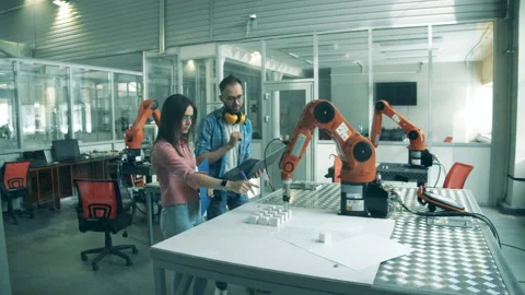 Workers check robotic arm in action. Innovation, hi-tech education, science Vídeo Stock 138025288