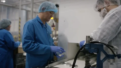 Workers checking cosmetic boxes in factory Video stock 107993773