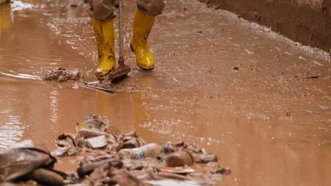Workers clean up after flood 2 库存影片 294085649