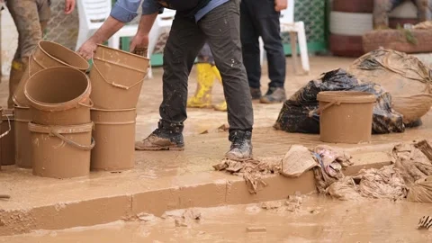 Workers clean up after flood 库存影片 294085732