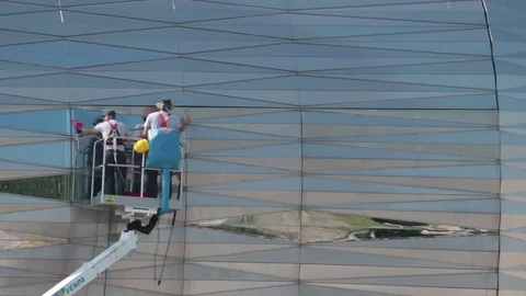Workers clean glasses of a building Vidéo 79926935