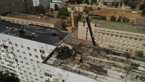 Workers clean the roof of a multi-storey building from an old roofing felt. 스톡 동영상 93965347
