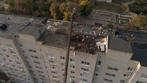 Workers clean the roof of a multi-storey building from an old roofing felt. 스톡 동영상 123200733